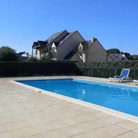 With Swimming Pool In * לה פוליגן